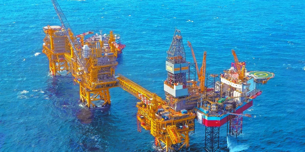 Petróleo cierra al alza por fuerte demanda en EE.UU.