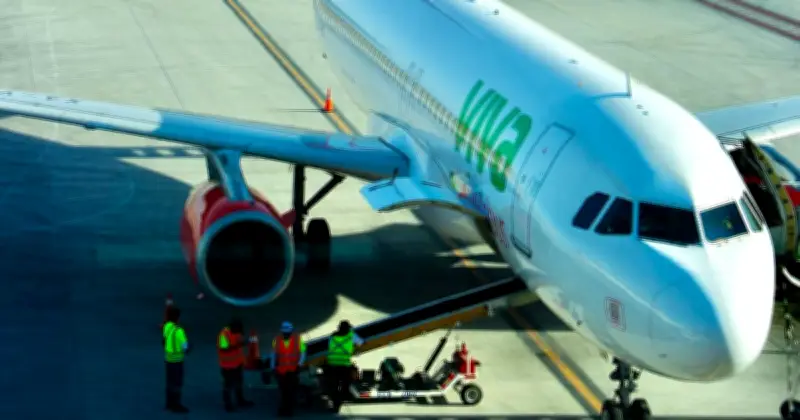 Pilotos alertan riesgos laborales por fusión Viva y Volaris en México