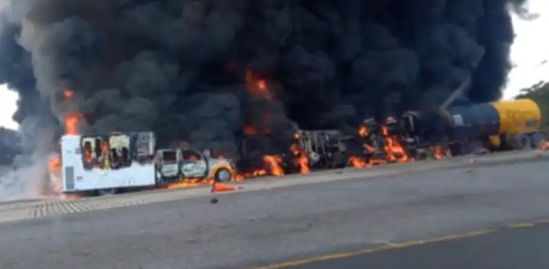 Pipa sin frenos causa explosiones y cierre total en carretera Cárdenas–Coatzacoalcos