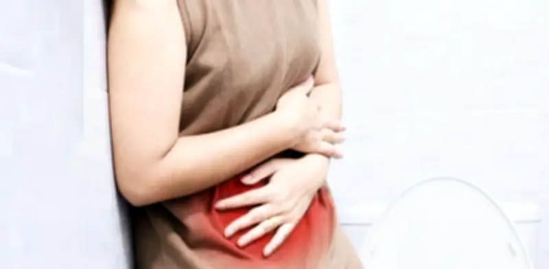¿Por qué duele la boca del estómago? Causas ocultas y señales de alerta