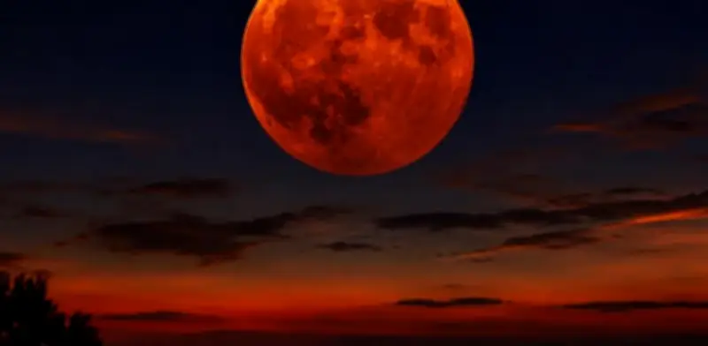 ¿Por qué la Luna se vuelve roja o naranja? La ciencia explica el misterio