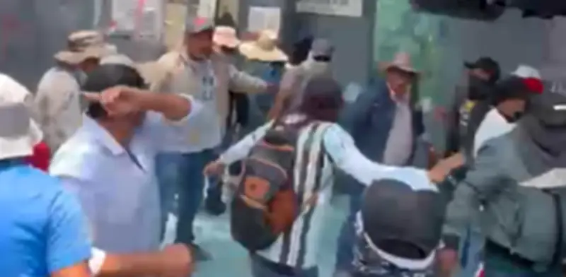 Presuntos CNTE irrumpen y causan destrozos en la SEP al sur de CDMX