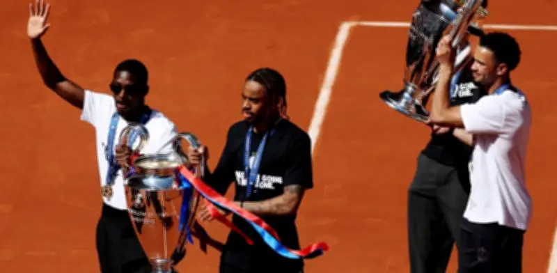 PSG celebra Champions en Roland Garros y roba reflectores