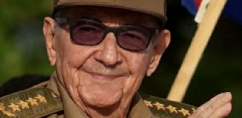 Raúl Castro respalda reformas económicas en Cuba para enfrentar crisis