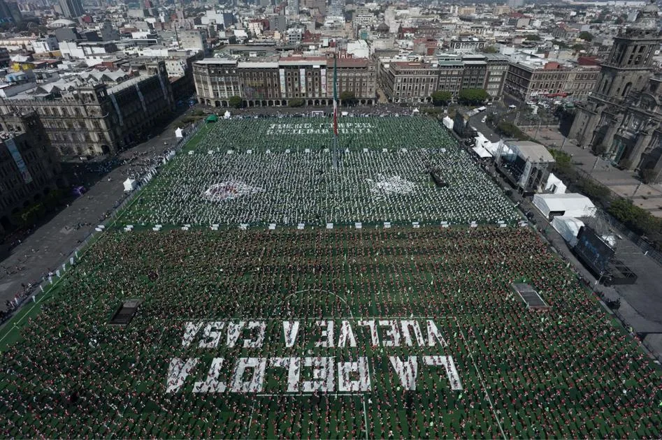 CDMX rompe Récord Guinness con clase masiva de fútbol en el Zócalo