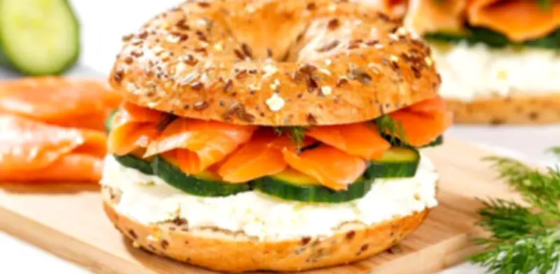 Receta de bagel de salmón ahumado estilo NY para brunch dominical
