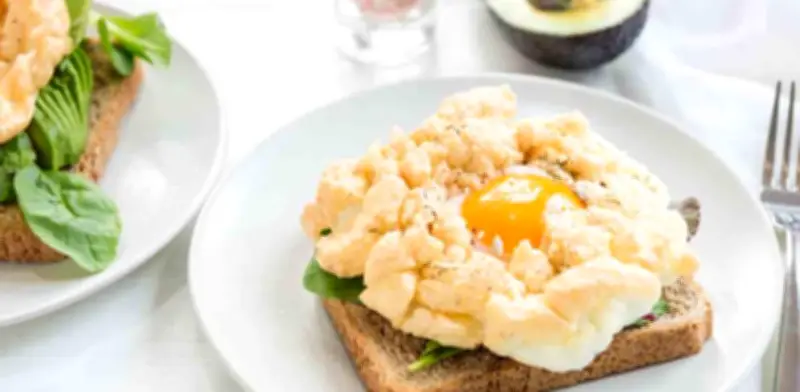 Receta viral de huevos nube: desayuno ligero y vistoso para foodies