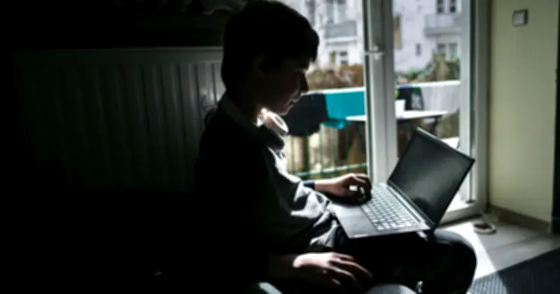 Redes sociales fallan en proteger a menores pese a promesas de seguridad
