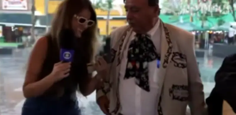 Reportera brasileña sorprendida por mariachi con arma en CDMX