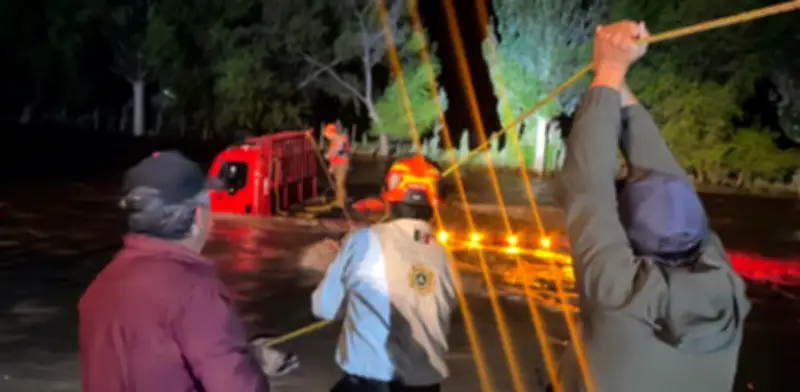 Rescatan a cuatro personas arrastradas por río en Chihuahua