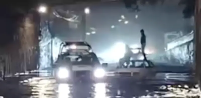 Rescatan a dos hombres atrapados por inundación en Naucalpan, Edomex
