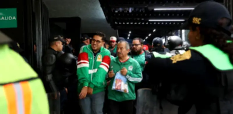 Restricciones en Tren Ligero por partido México vs Chequia generan caos y alternativas de transporte