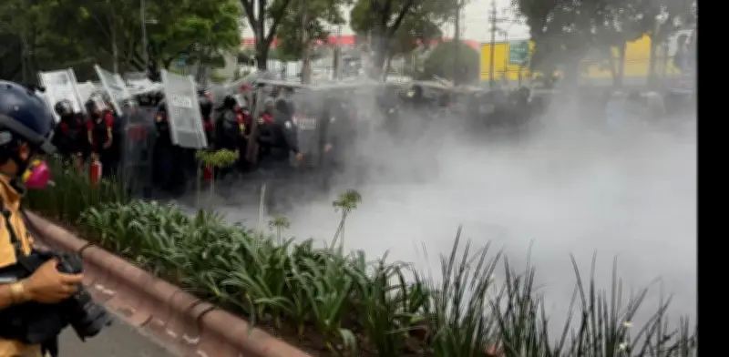 Riña y lluvia de piedras en Avenida del Imán, CDMX