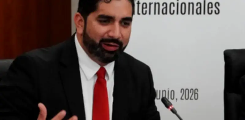 Roberto Lazzeri rinde protesta como embajador de México en EU; pide cabeza fría en T-MEC