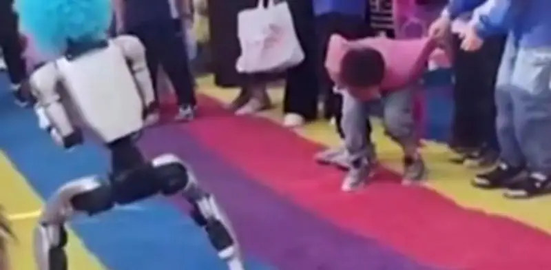 Robot se descontrola y golpea a un niño en China durante exhibición