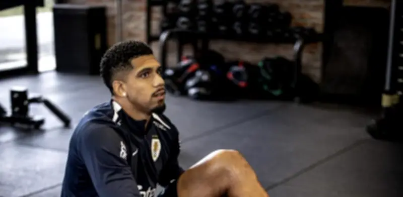 Ronald Araújo enciende alarmas en Uruguay por molestia muscular