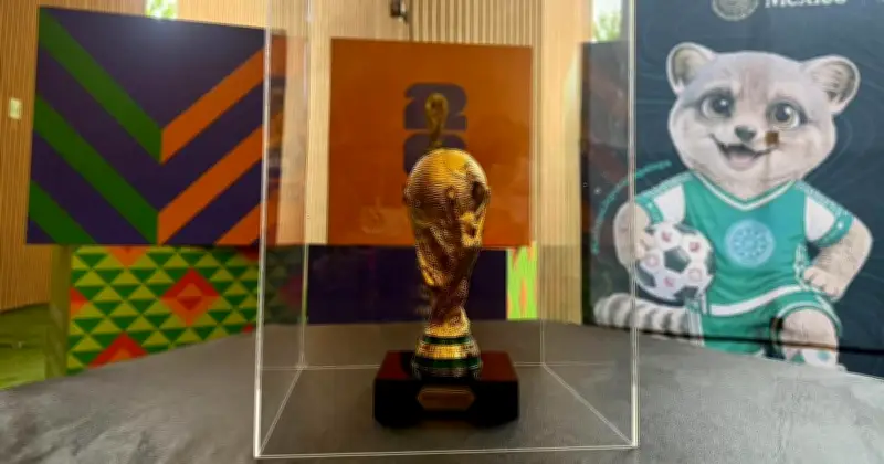 Réplica oficial de la Copa del Mundo se exhibe en Iztapalapa
