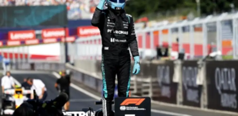 Russell logra la pole en Austria; Checo Pérez sale 19° con Cadillac