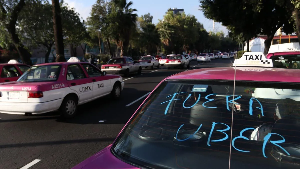 Semovi rechaza convenio taxistas-Uber; aplicará multas de 47 mil pesos