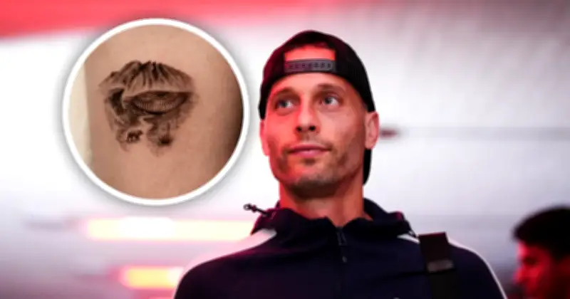 Sergio Canales tatúa su amor eterno por Monterrey con símbolos regiomontanos
