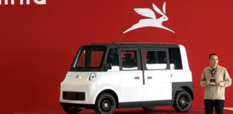 Sheinbaum presenta Olinia, el primer auto eléctrico mexicano