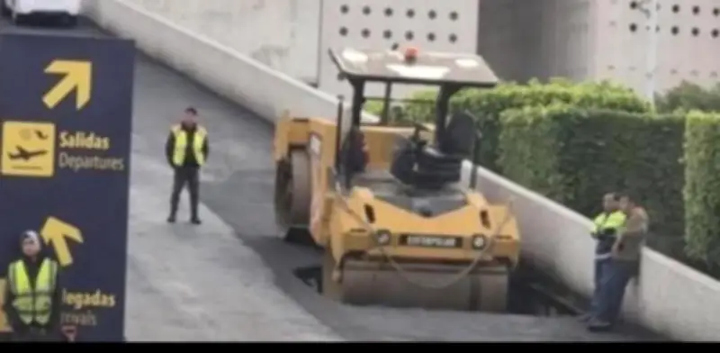 Socavón y aplanadora caída afectan acceso a T2 del AICM