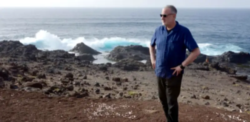 Spencer Tunick desafía la intolerancia con los colores del arcoíris en Gran Canaria