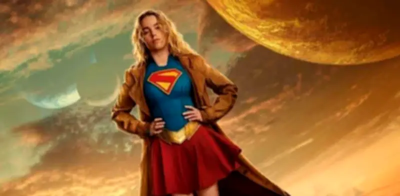 Supergirl arrasa en su premiere: crítica alaba actuaciones de Alcock y Momoa