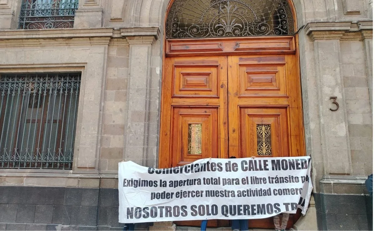 Comerciantes bloquean accesos a Palacio Nacional en la calle Moneda