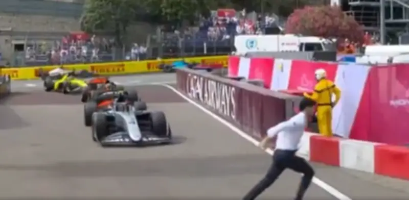 Susto en Mónaco: personal cruza pits en plena carrera de F2