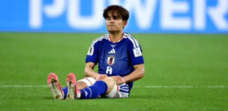 Take Kubo preocupa a Japón: sale en silla de ruedas tras lesión en Mundial