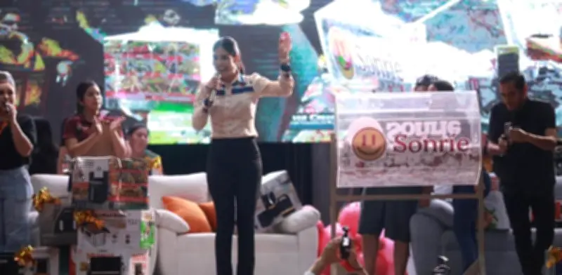 Tepic cumple promesa de hijo a su madre: entregan casa en festival Mamá Sonríe