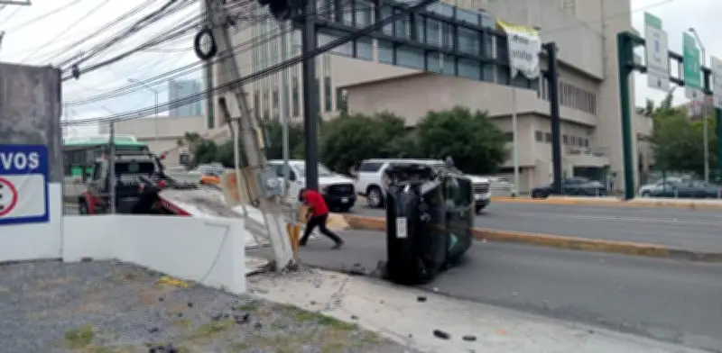 Tesla choca y vuelca en Nuevo León; conductor confiaba en piloto automático