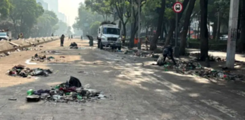 Toneladas de basura en Reforma tras festejo por triunfo de México en el Mundial