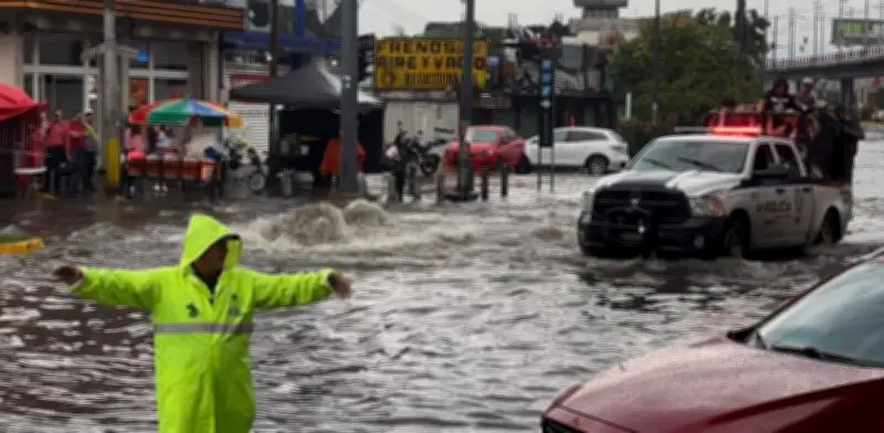 Tormenta inunda Calzada Zaragoza y rayo suspende Cablebús en CDMX