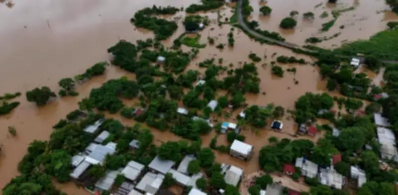 Tormentas dejan 600 viviendas dañadas en Veracruz; hay socavones y deslaves