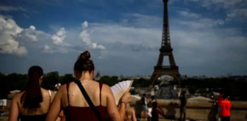 Torre Eiffel cierra temprano por ola de calor histórica en Francia