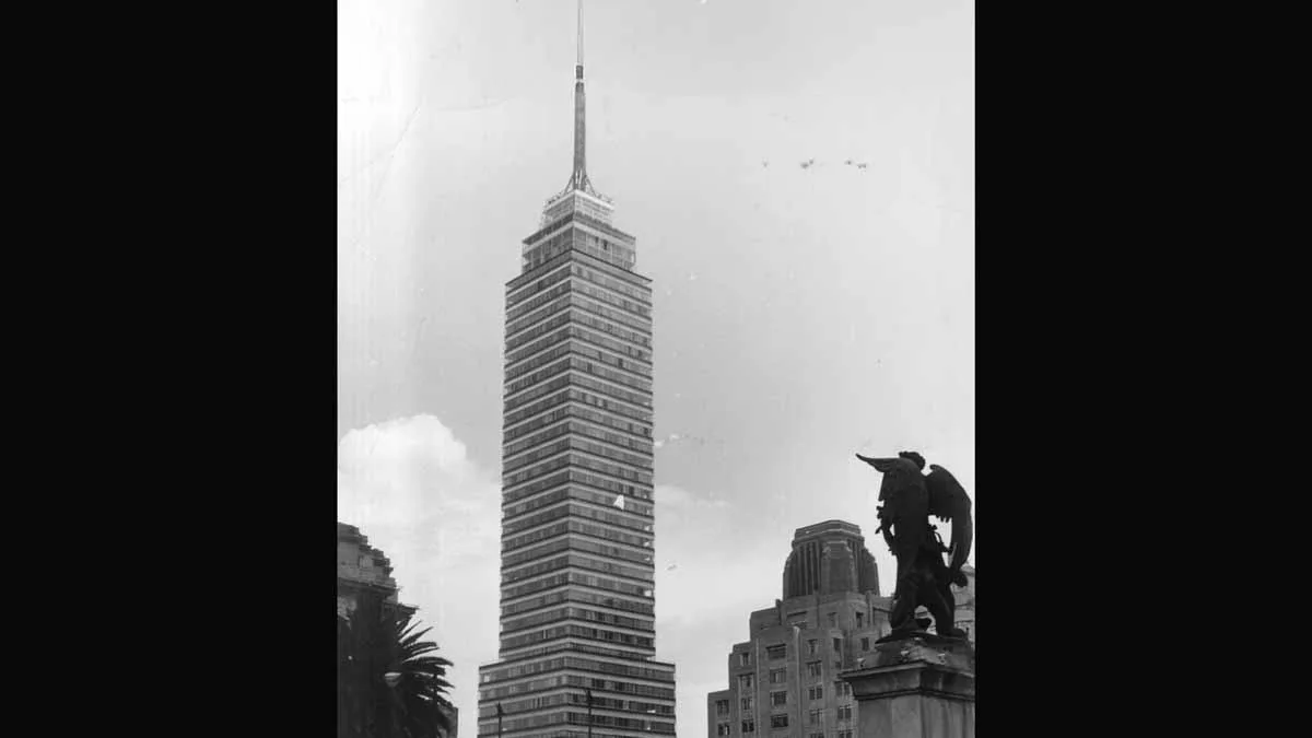 Torre Latinoamericana celebra 70 años con doble festejo y fuegos artificiales