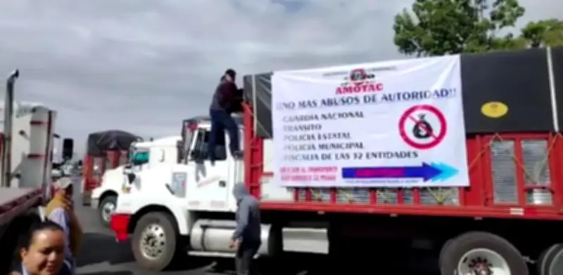Transportistas bloquean accesos a CDMX; caos vial y afectaciones