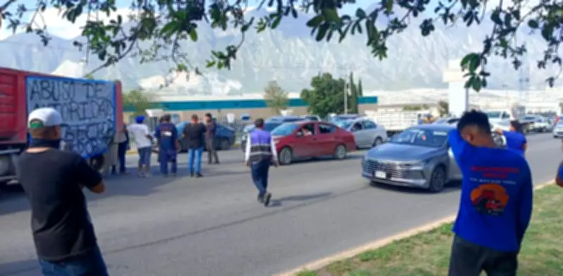Transportistas bloquean carretera Monterrey-Saltillo por extorsiones