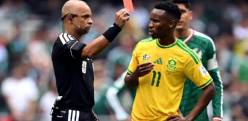 Tres expulsados en México vs Sudáfrica rozan récord de rojas en Mundiales