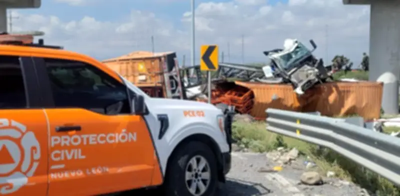 Tráiler cae de puente en Salinas Victoria; conductor ileso pese a aparatoso accidente