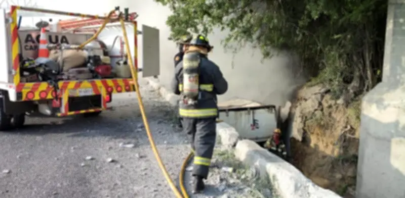 Tráiler con frituras se vuelca y se incendia en Santiago, Nuevo León