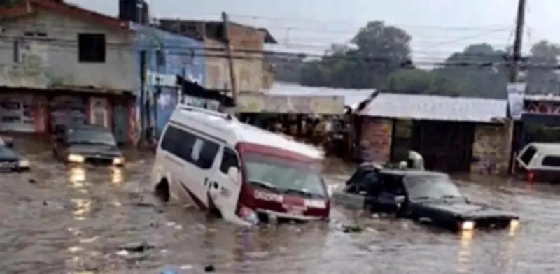 Tromba en Tulancingo: inundaciones y caos vehicular en carretera a Cuautepec