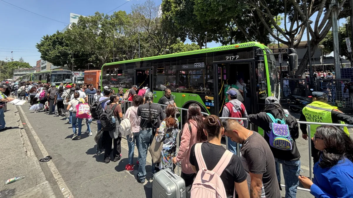 Pasajeros de Línea 2 del Metro sufren aglomeraciones y falta de información por cierres