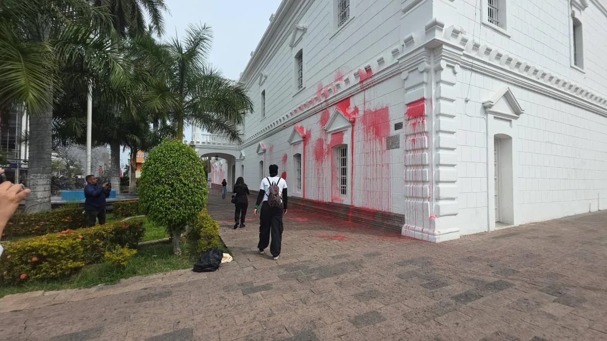 Encapuchadas vandalizan Ayuntamiento de Culiacán por feminicidios en marcha del 8M