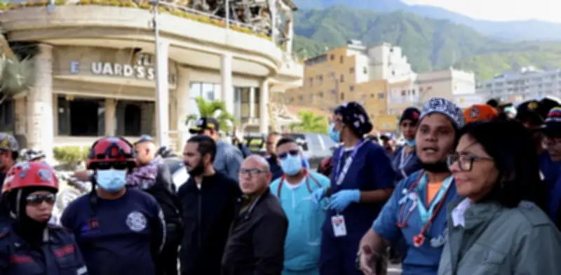 Vecinos abuchean a presidenta de Venezuela en edificio colapsado por terremotos