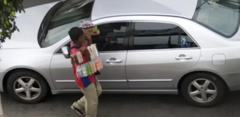 Vendedor agrede a joven con arma blanca en Edomex; video viral