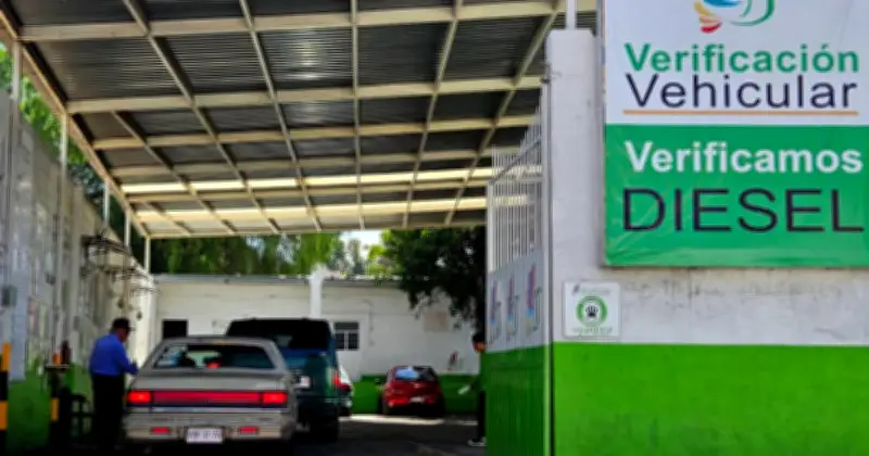 Verificación vehicular CDMX: autos con engomado azul deben verificar en junio 2026