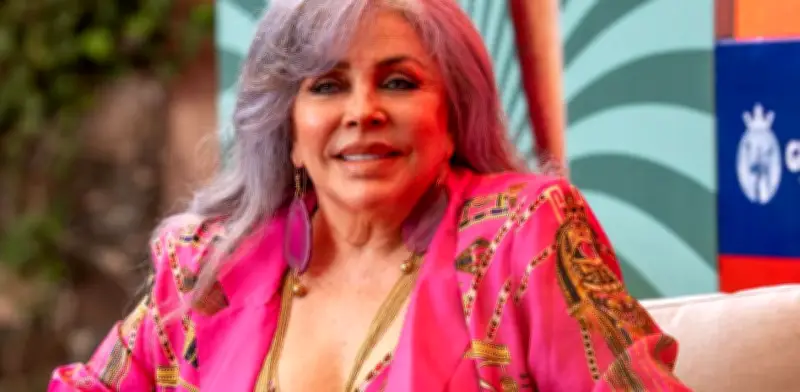 Verónica Castro reaparece y es coronada Reina de la Marcha LGBT+ en CDMX